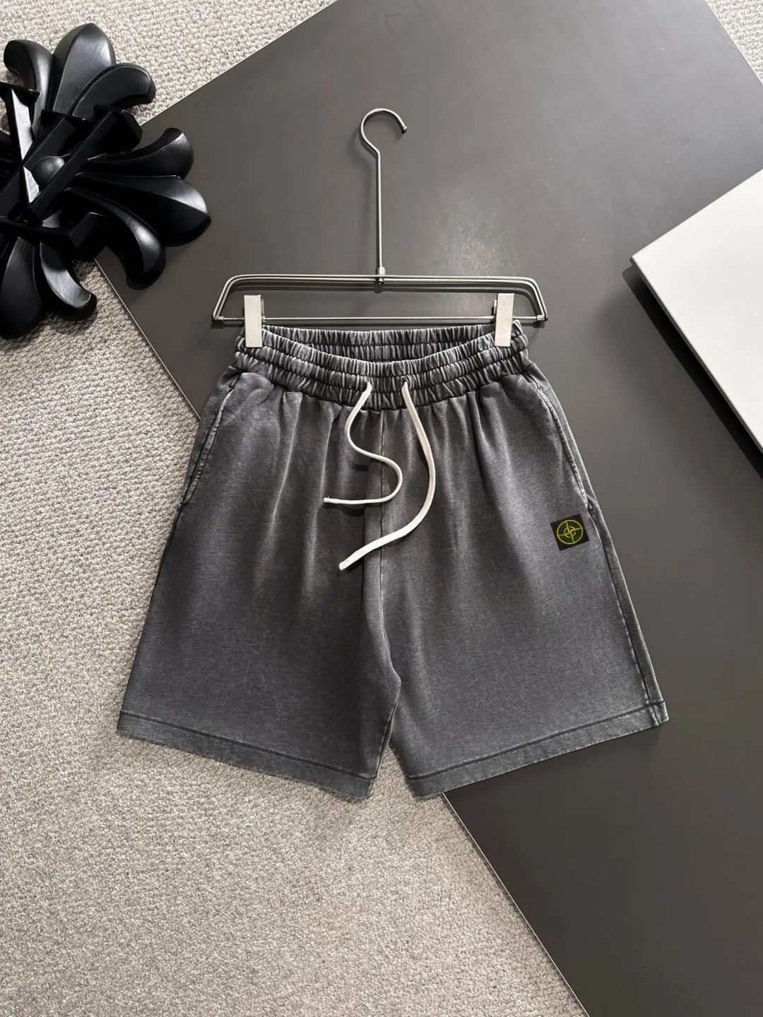 🅿️330 shipped next day. High-quality Stone Island/Stone Island 2025 spring and summer new elastic band casual solid color loose shorts. The hem of the trousers is stitched with two stitches. The stitching is fine and firm. The fabrics customized by the counter are highly breathable and comfortable. The details are impeccable. The design concept of brand elements reflects high quality. It feels delicate and soft! It presents a casual cut and the upper body shape is great! Size: S-XXL